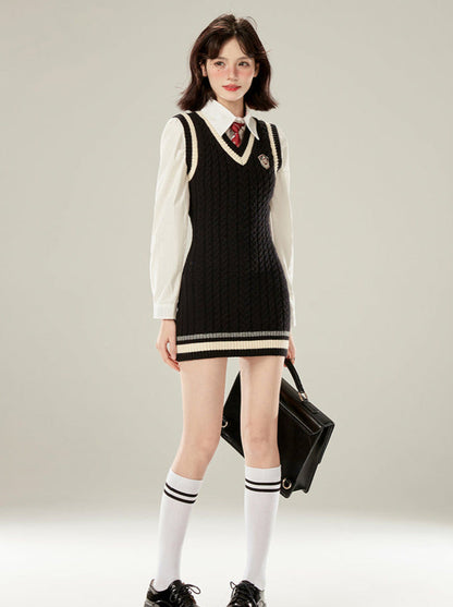 Robe style tricot + cravate universitaire, gilet blanc, chemise à col en V