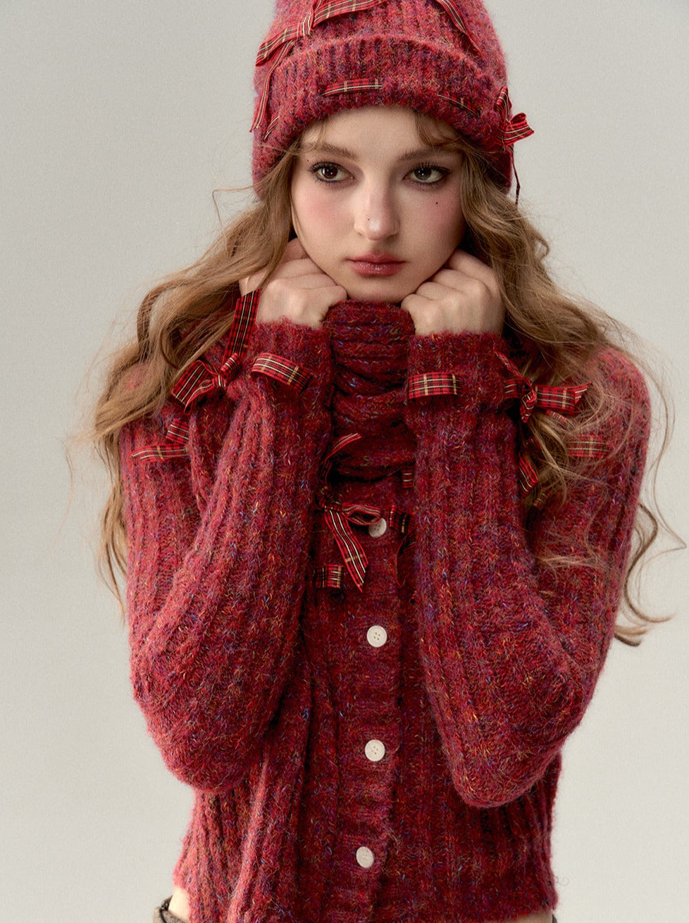 Haut en tricot côtelé à ruban + Bonnet en tricot à ruban + Fleurs en tricot