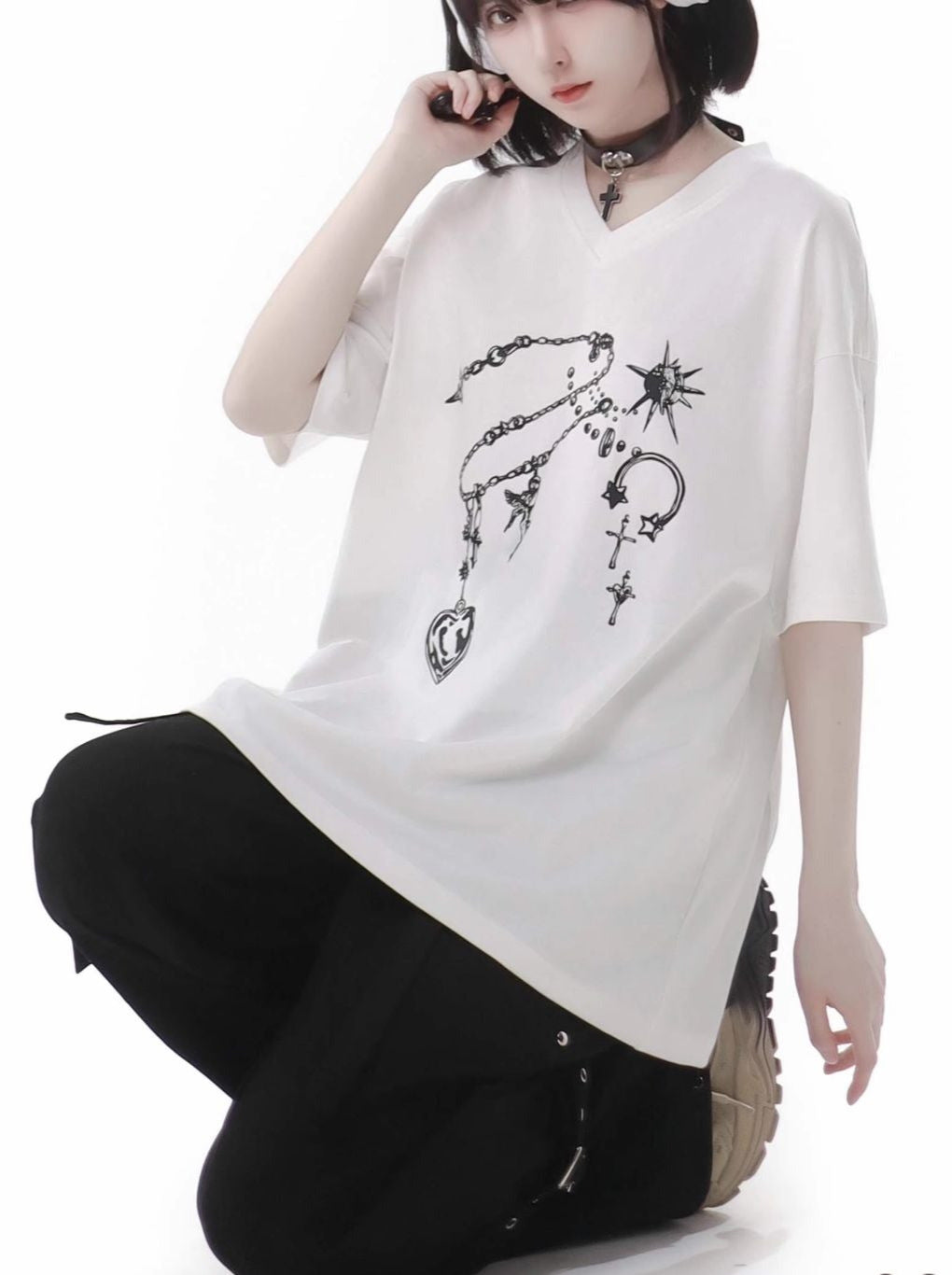 Schwarzes T-Shirt mit V-Ausschnitt und weißem Edelstein