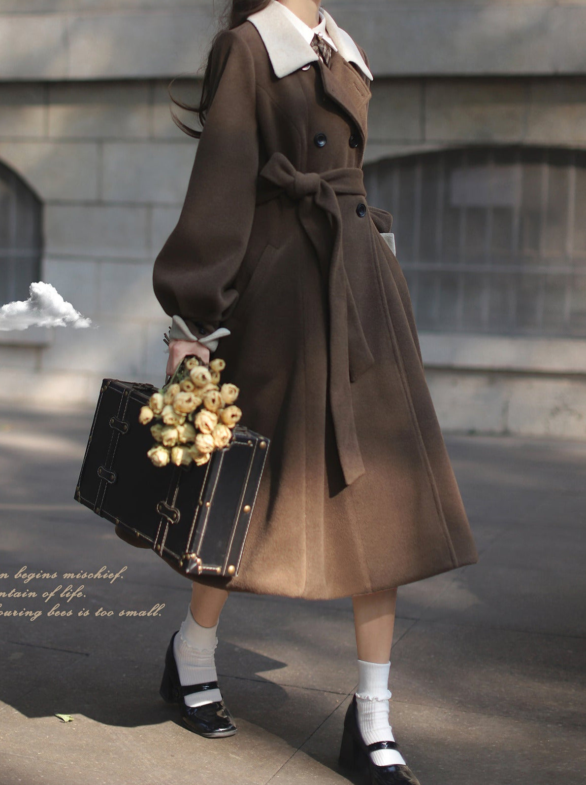 Robe rétro sans manches avec volume perlé et ceinture superposée, manteau à carreaux classique et accessoire en ruban marron