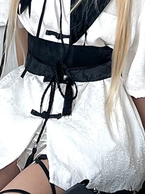 ダークカラーのショートチャイナシャツ + 柄ベルトカラー + フェイクバックルスリーブ