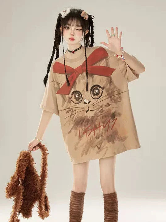 Übergroßes bemaltes T-Shirt mit großer Hand, Katze