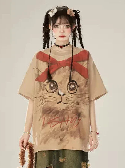 Übergroßes bemaltes T-Shirt mit großer Hand, Katze