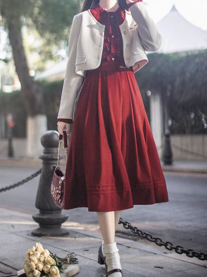 Veste courte blanche élégante avec logo rétro et taille basse