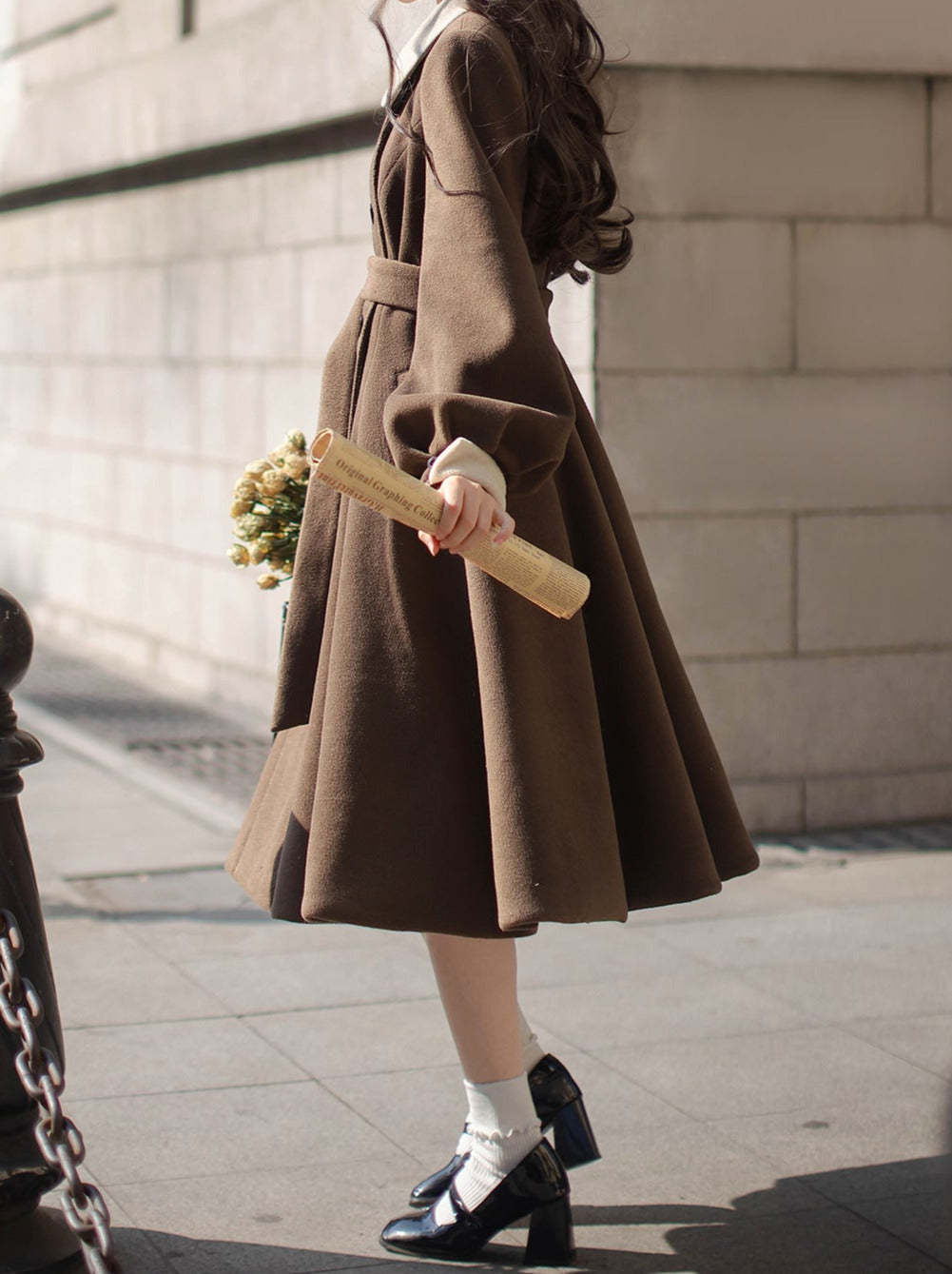 Robe rétro sans manches avec volume perlé et ceinture superposée, manteau à carreaux classique et accessoire en ruban marron
