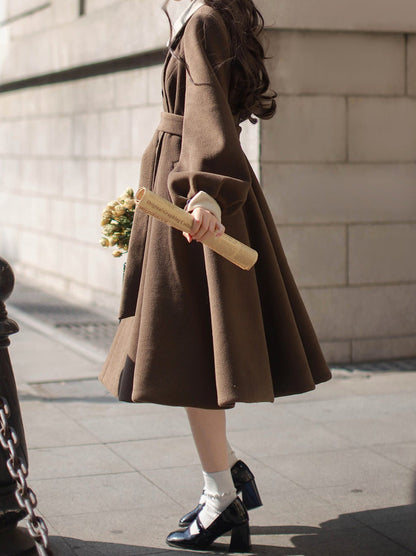 Robe rétro sans manches avec volume perlé et ceinture superposée, manteau à carreaux classique et accessoire en ruban marron