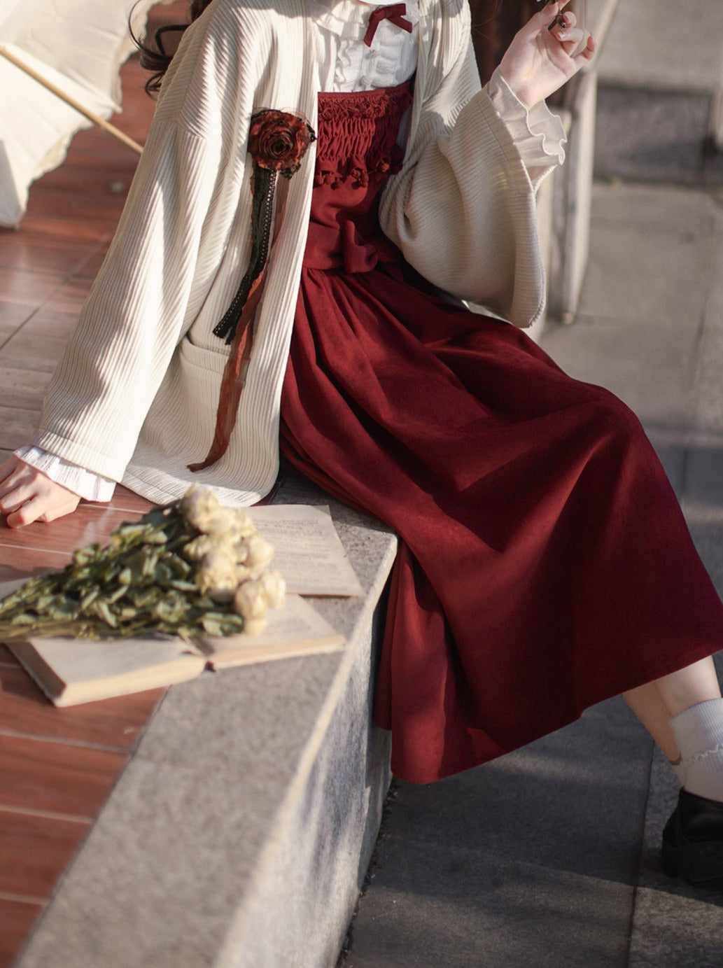 Robe à plumes blanches tissée de poèmes, chemise intérieure, corsage rose + volant, veste rétro à volants rouges, bretelles, rose