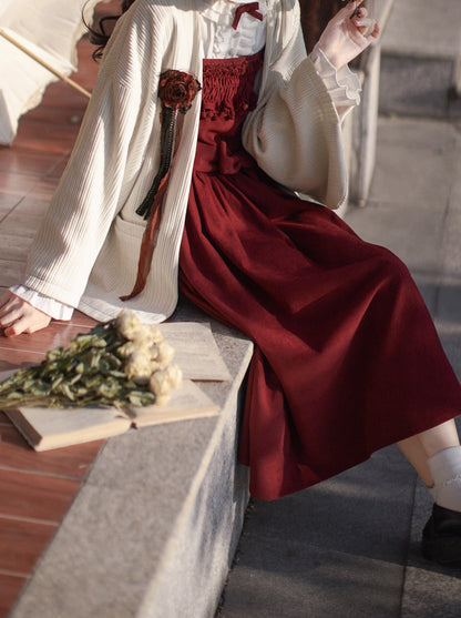 Robe à plumes blanches tissée de poèmes, chemise intérieure, corsage rose + volant, veste rétro à volants rouges, bretelles, rose