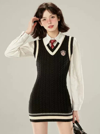 Robe style tricot + cravate universitaire, gilet blanc, chemise à col en V