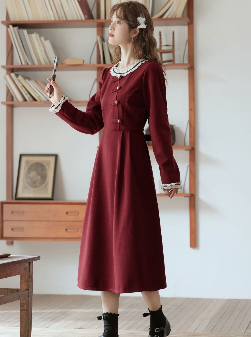 Robe rétro foncée en dentelle douce