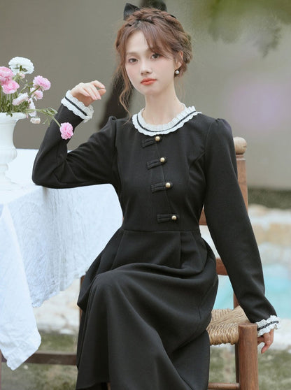 Robe rétro foncée en dentelle douce