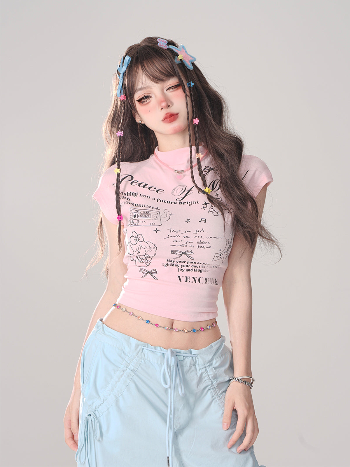 Weißes kurzes T-Shirt mit Schleife im Hintergrund Pink Pure