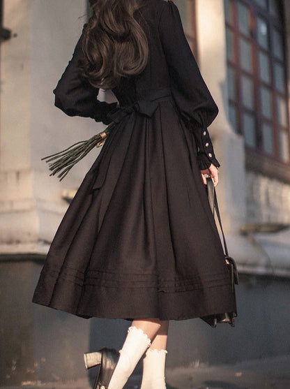 Veste lanterne rouge, manches de costume élégantes, volants, cravate, robe courte noire, ruban, rétro