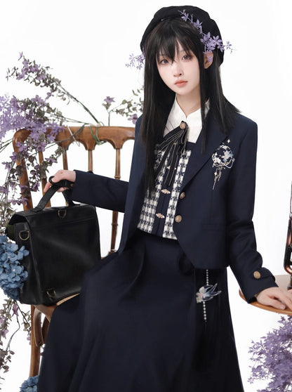 Jupe plissée, chemisier à boucle, gilet chinois universitaire, veste à carreaux