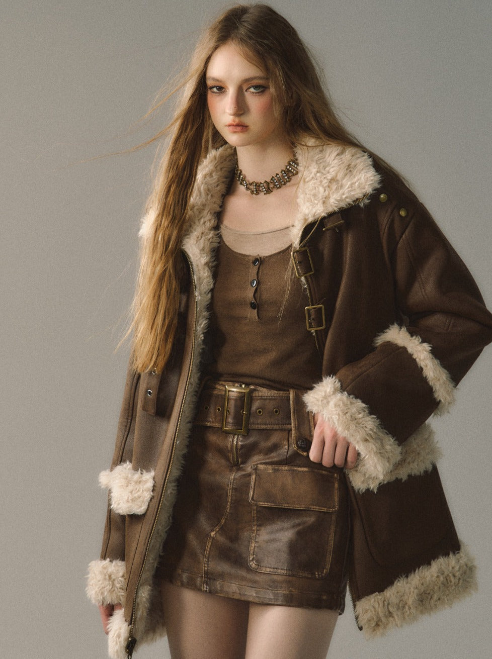 Wendbarer Pelz-Ledermantel + schulterfreies Rüschenkleid