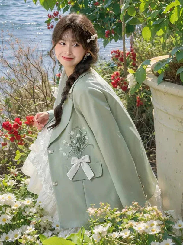Costume vert menthe à bretelles + veste fleurie et robe à volants en ruban