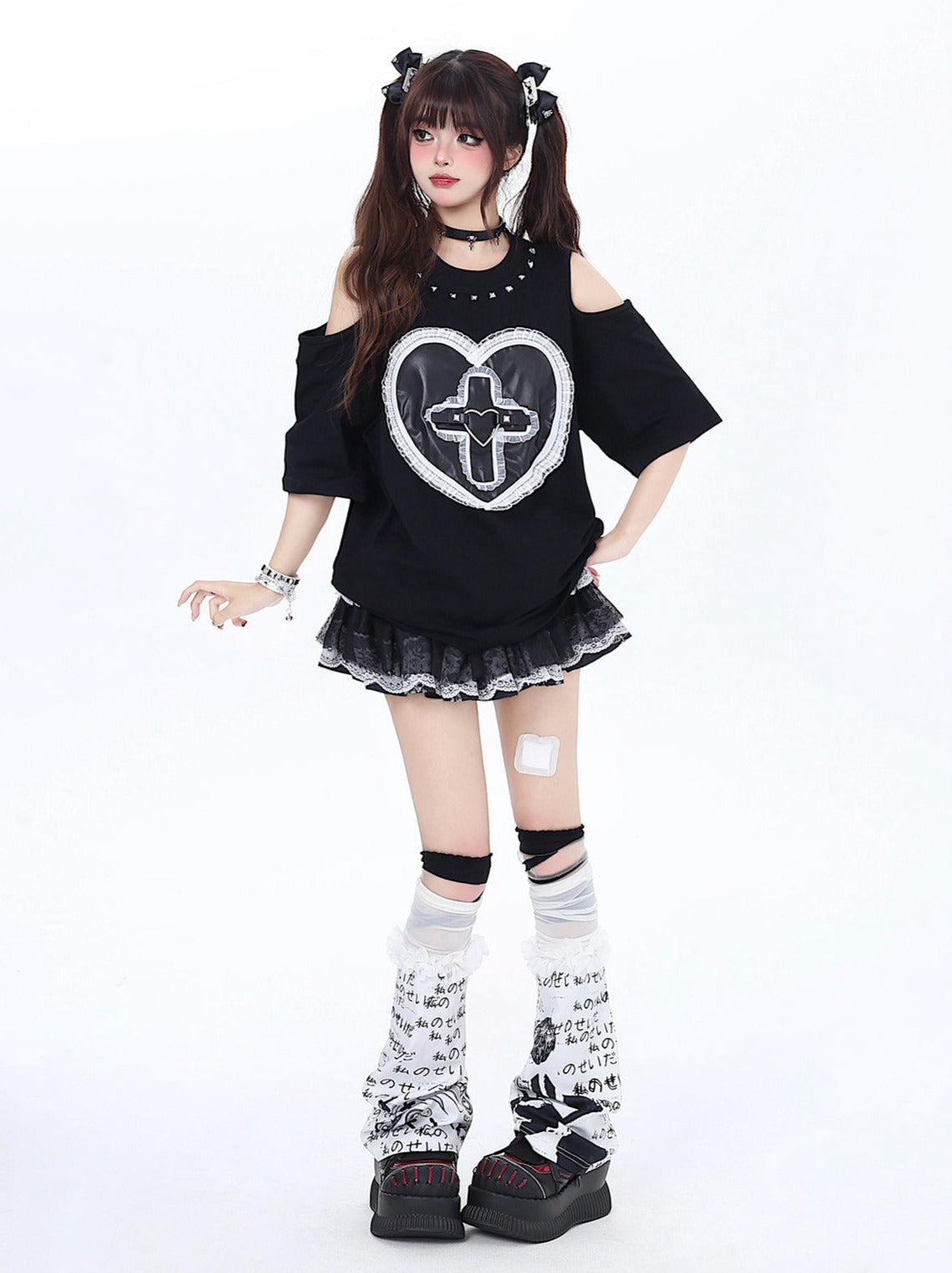 Dunkles T-Shirt mit genieteter Spitze Love Loose Open Shelder