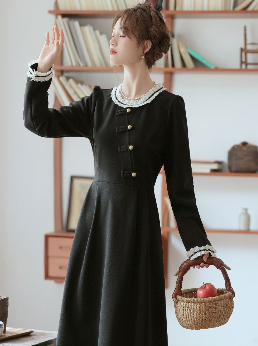 Robe rétro foncée en dentelle douce