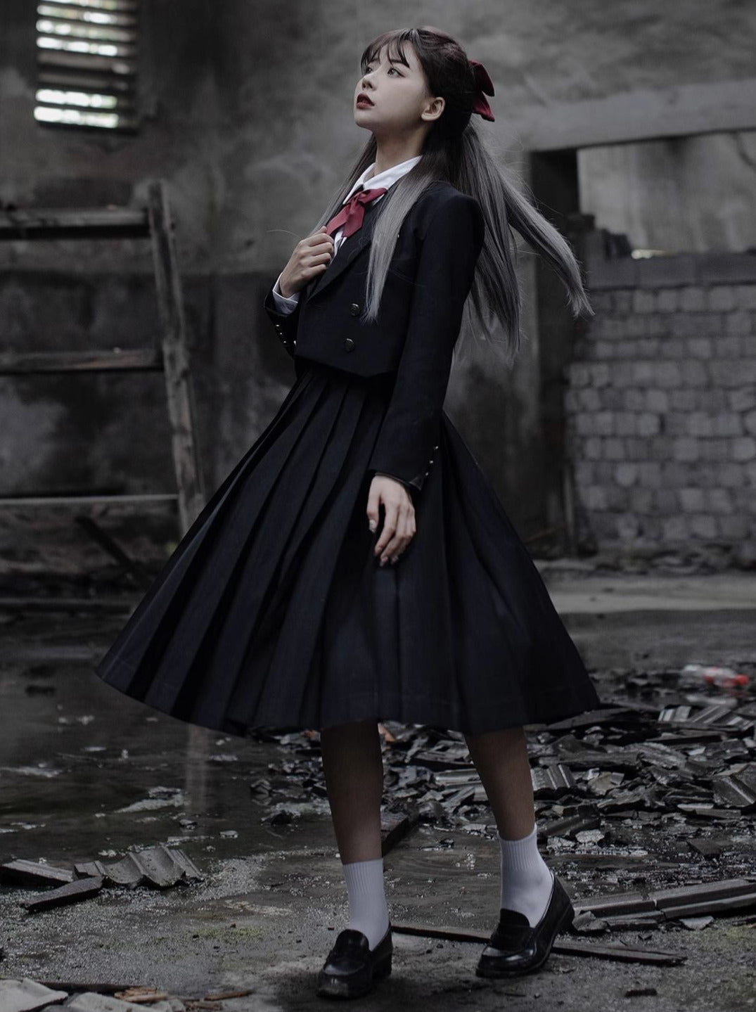 Hemdjacke Weißes Kleid Schwarzes Prinzessinnen-Kurzkleid Plissee-Stil College V-Ausschnitt