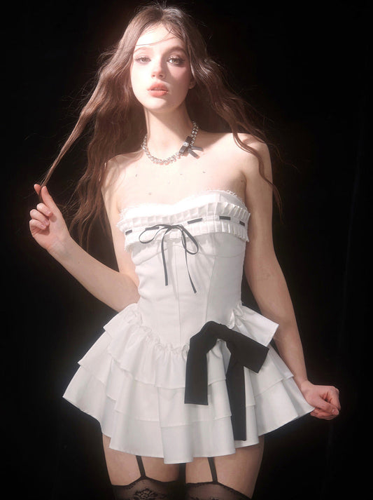 Hohes schwarzes Kleid mit weißem Ende, Rüschen, Kuchenband, Tube