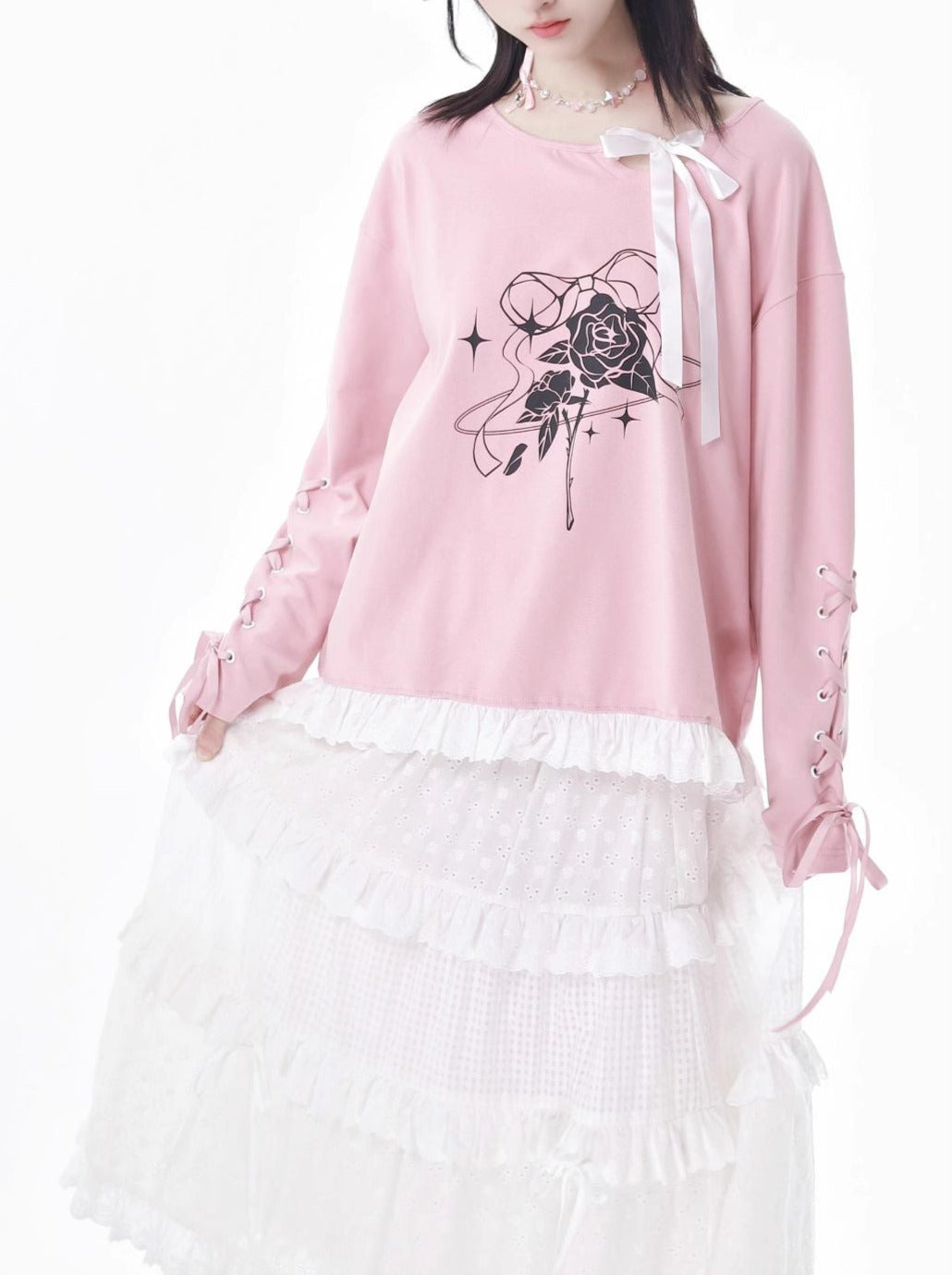 Ensemble haut en dentelle blanc et jupe fleurie rose