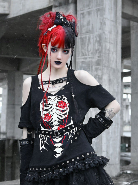 T-Shirt-Ärmel aus dunklem Leder mit Totenkopf-Knopf