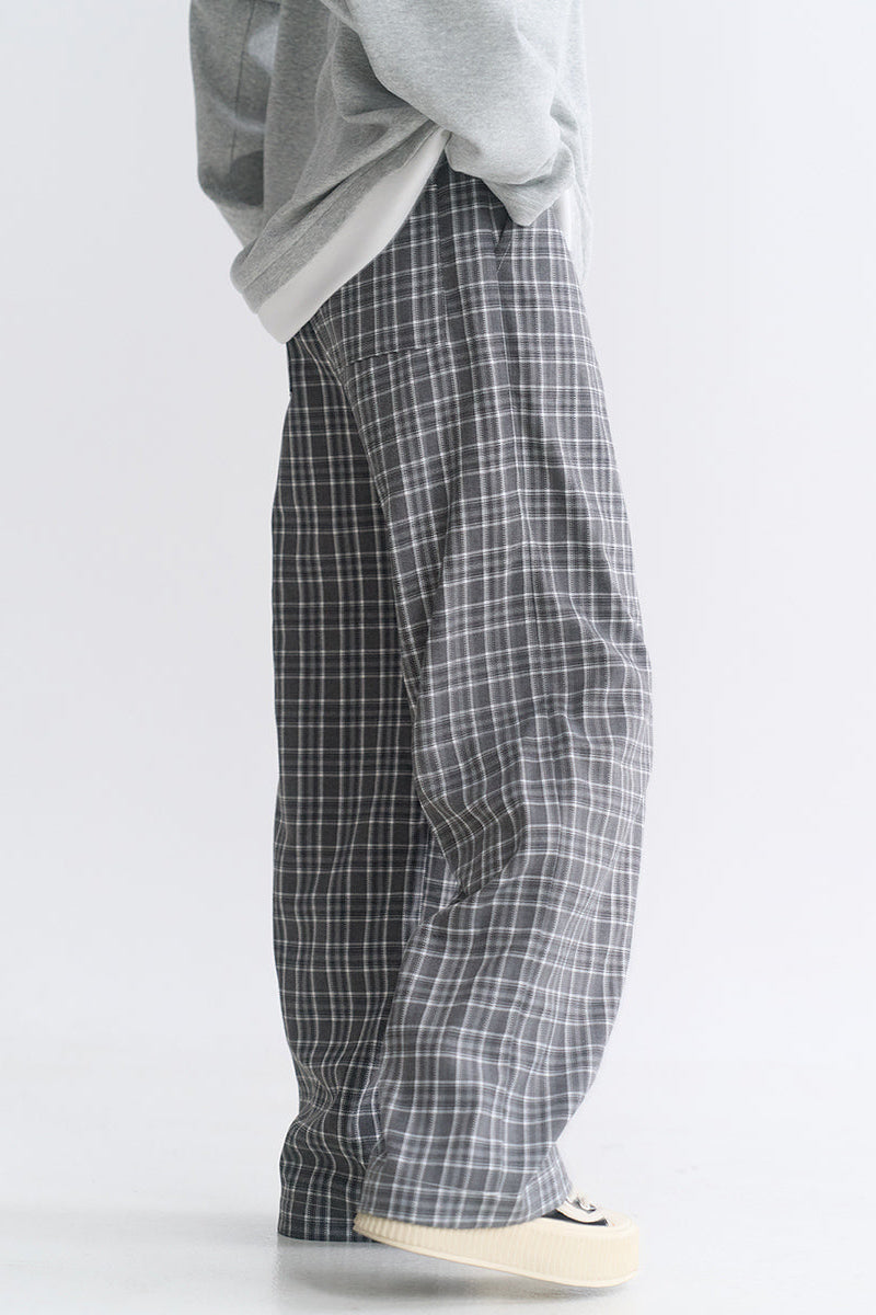 check loose-fitting pants