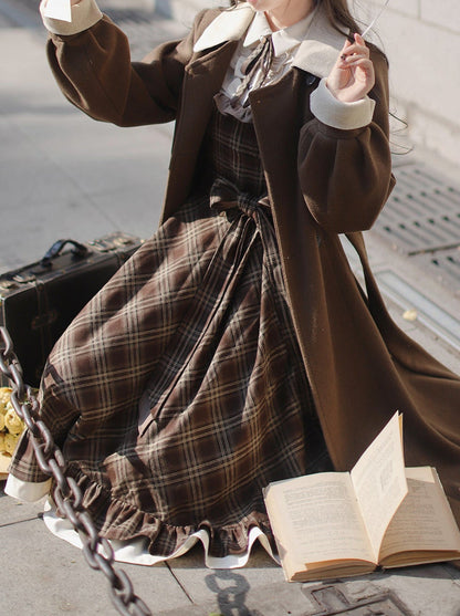Robe rétro sans manches avec volume perlé et ceinture superposée, manteau à carreaux classique et accessoire en ruban marron