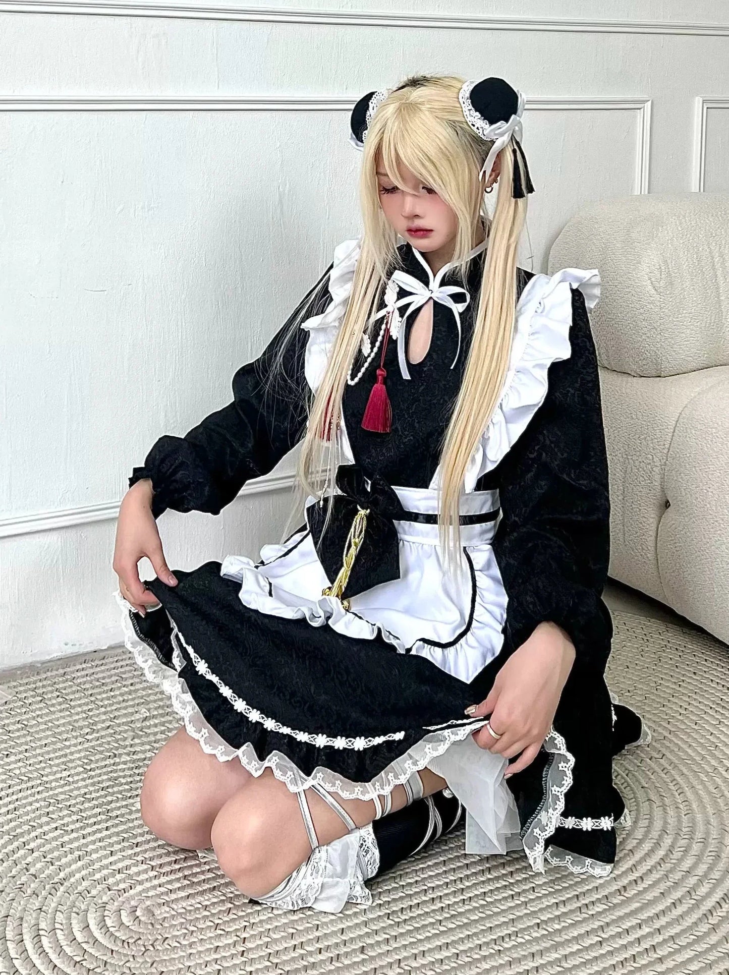 Ensemble de servante chinoise avec manches à ruban noir, tablier, manches et robe longue et courte, blanc