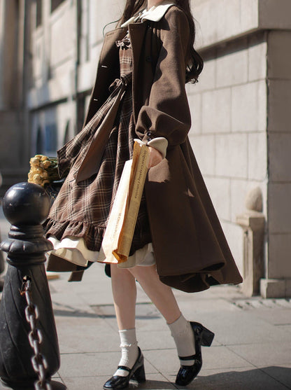 Robe rétro sans manches avec volume perlé et ceinture superposée, manteau à carreaux classique et accessoire en ruban marron