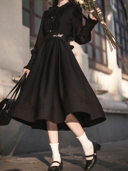 Veste lanterne rouge, manches de costume élégantes, volants, cravate, robe courte noire, ruban, rétro