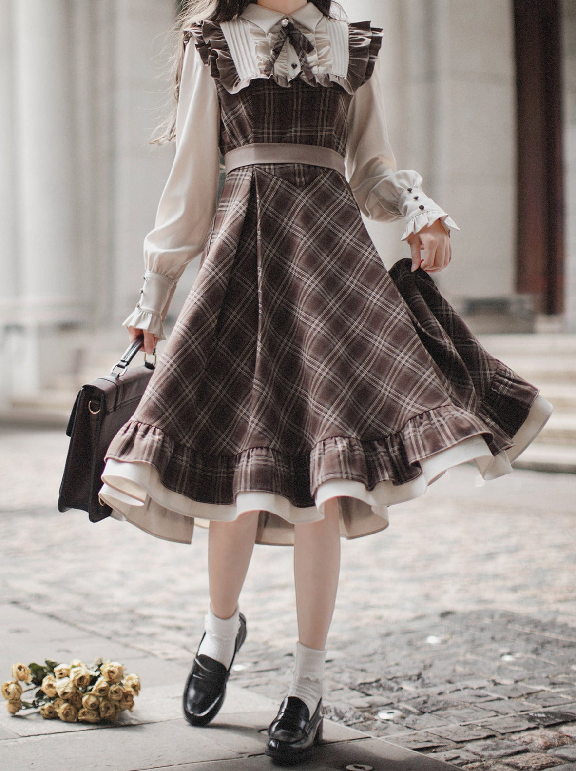 Robe rétro sans manches avec volume perlé et ceinture superposée, manteau à carreaux classique et accessoire en ruban marron