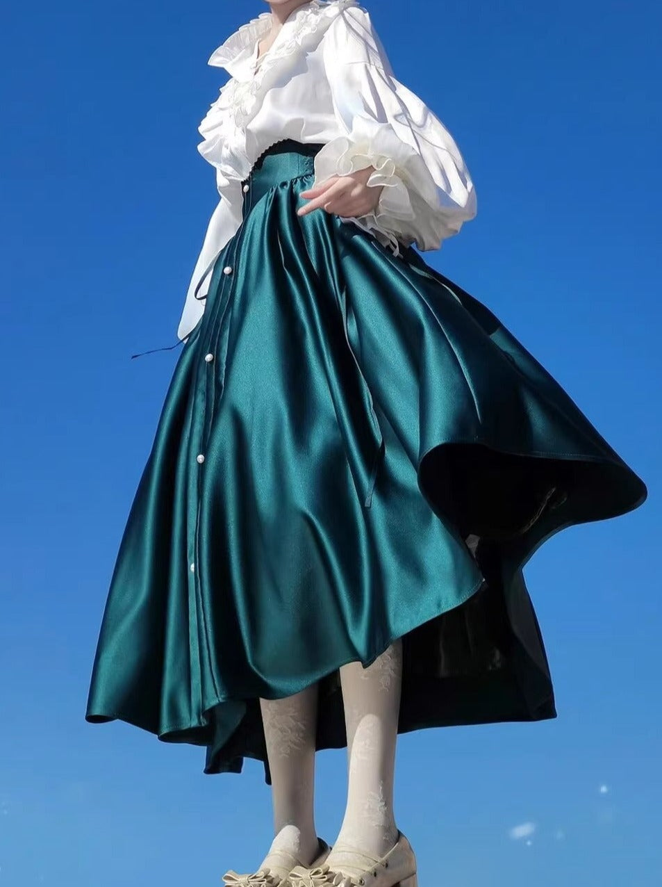 Elegante Spitzenbluse mit Rüschen + langer ausgestellter Satinrock