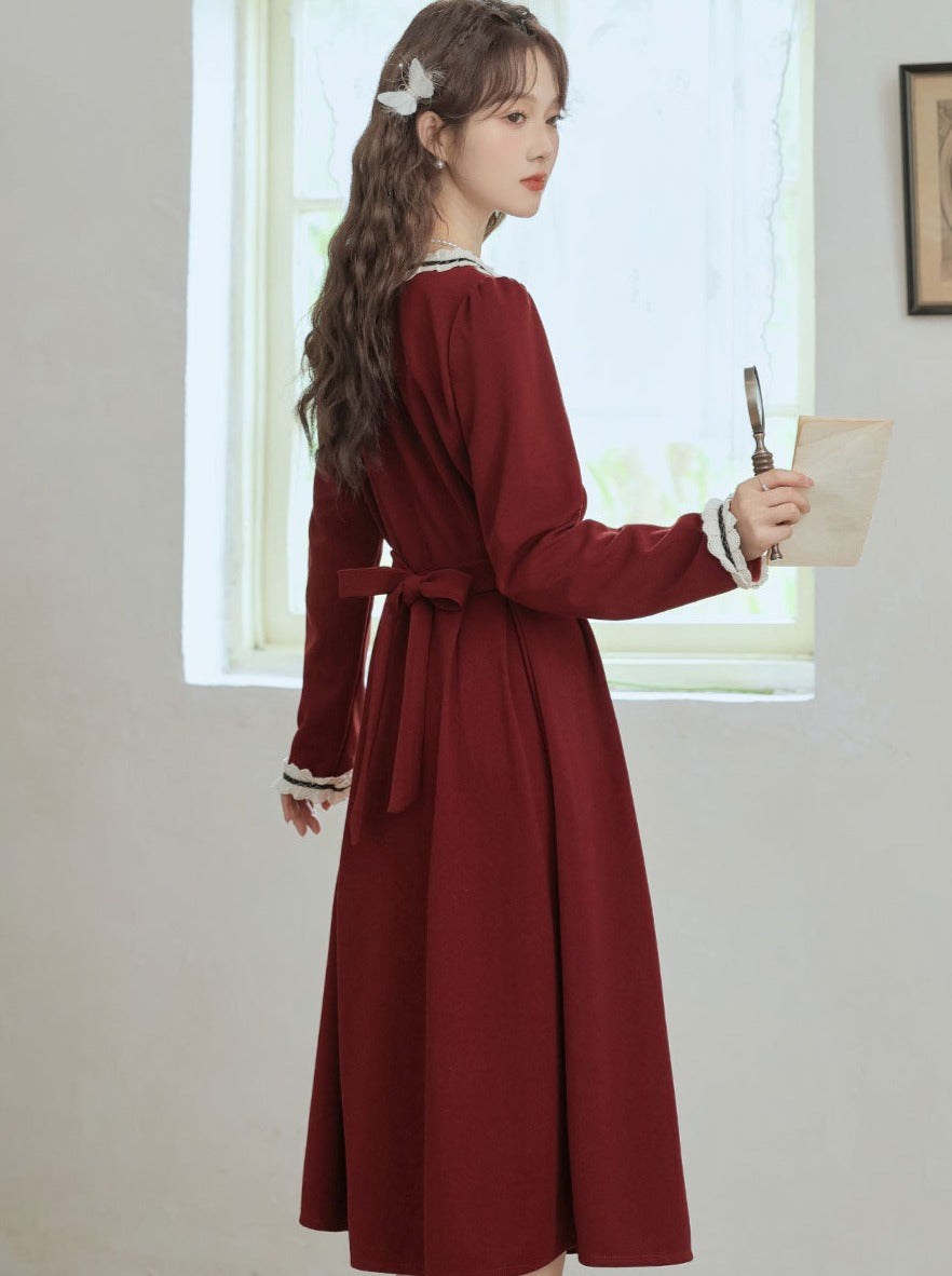 Robe rétro foncée en dentelle douce