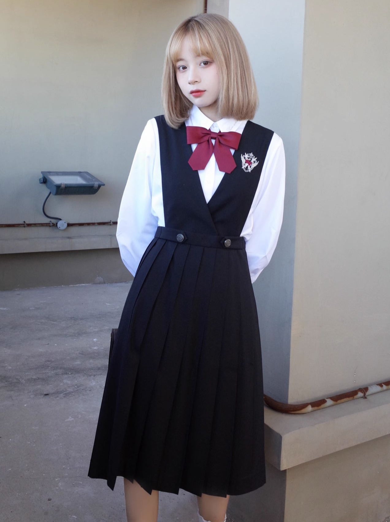 Hemdjacke Weißes Kleid Schwarzes Prinzessinnen-Kurzkleid Plissee-Stil College V-Ausschnitt