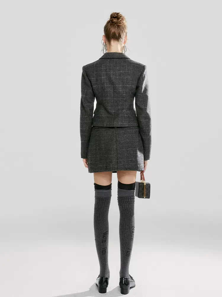 Tailleur jupe à carreaux + veste courte plissée gris fantôme