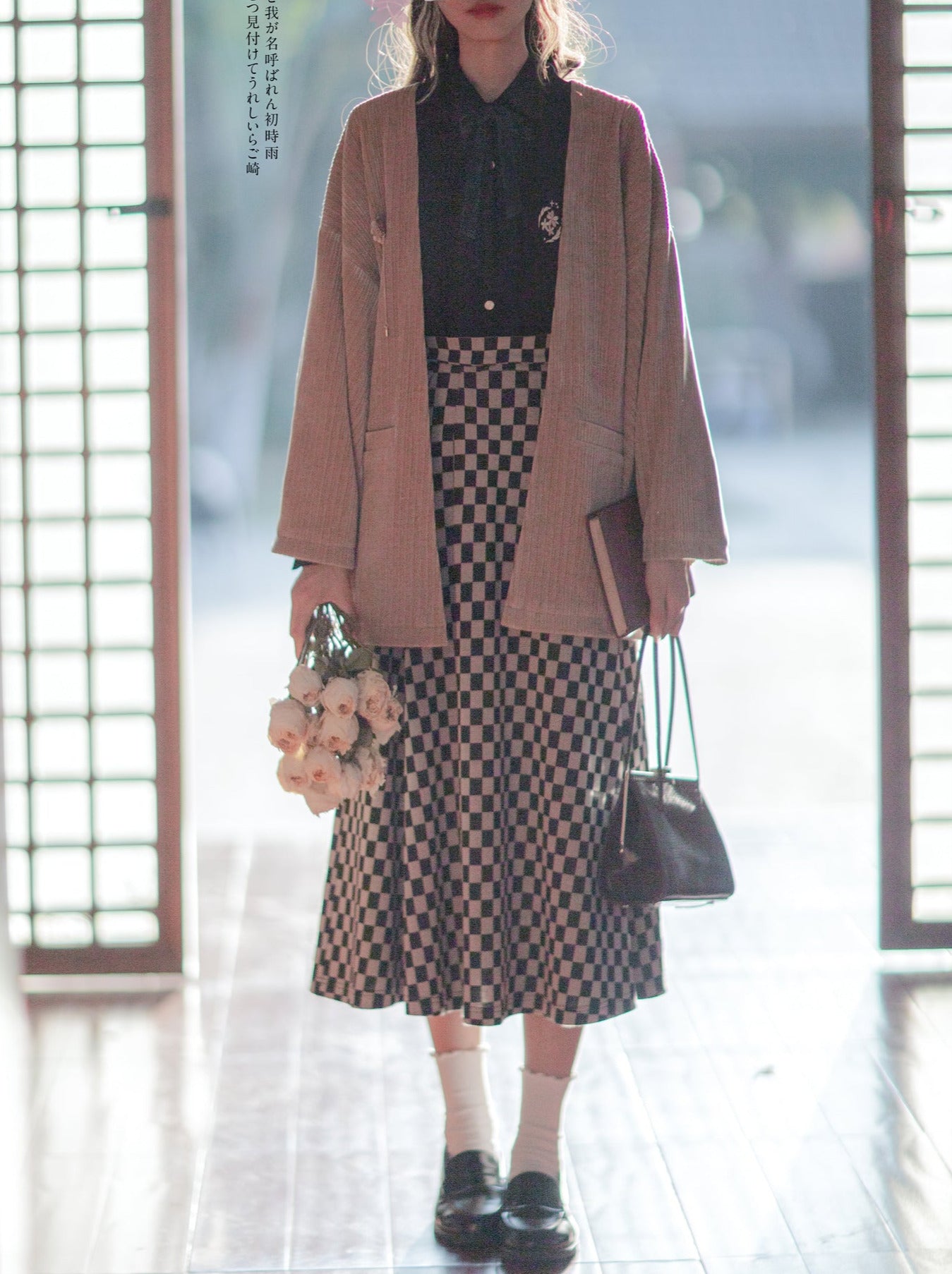 Veste Showa grise cerise foncée à ruban, jupe plume + note, chemise en mousseline de soie à broche rétro à carreaux + jupe