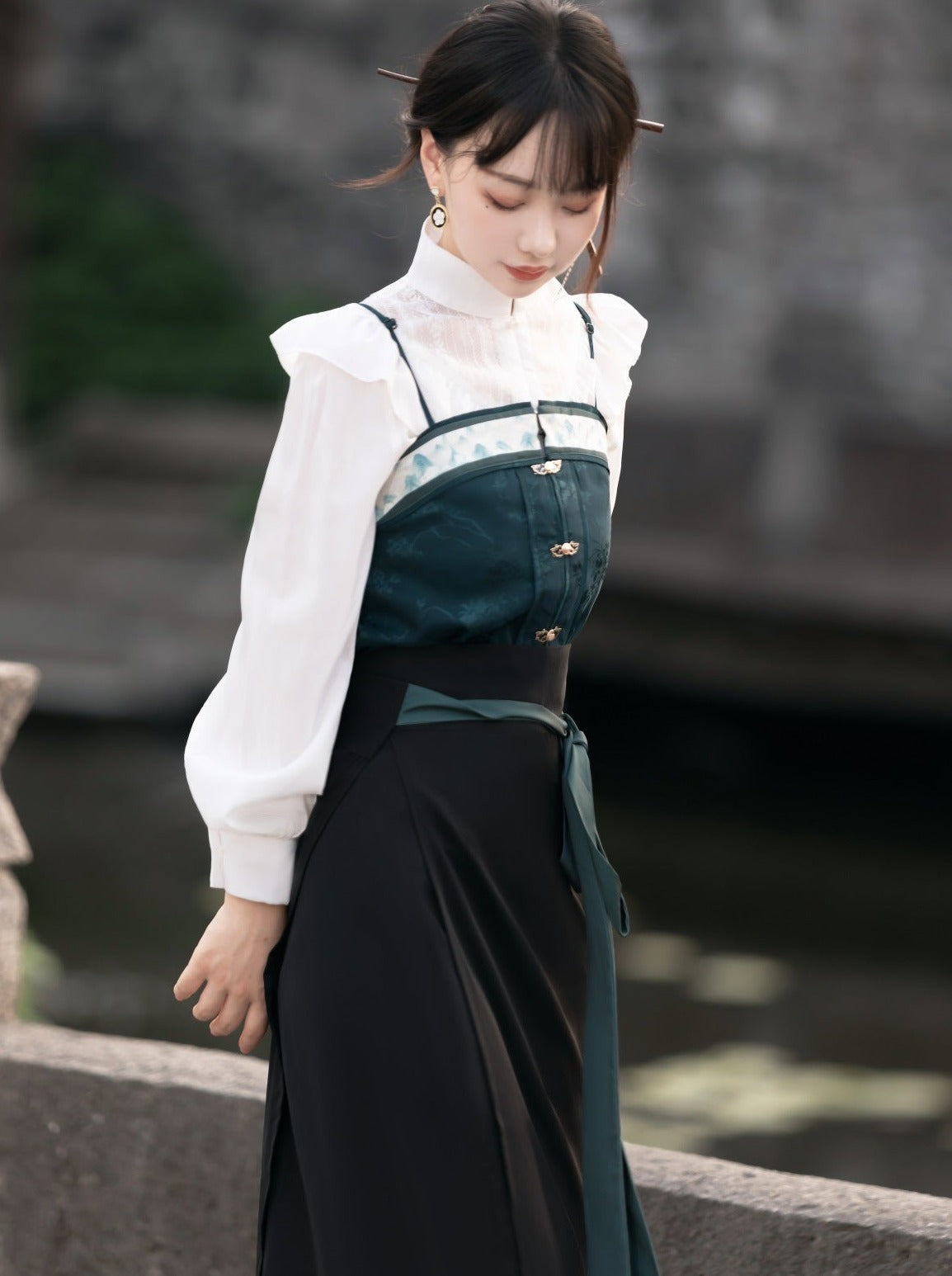 China Suspenders Blouse Green Dark + Skirt + Scarf