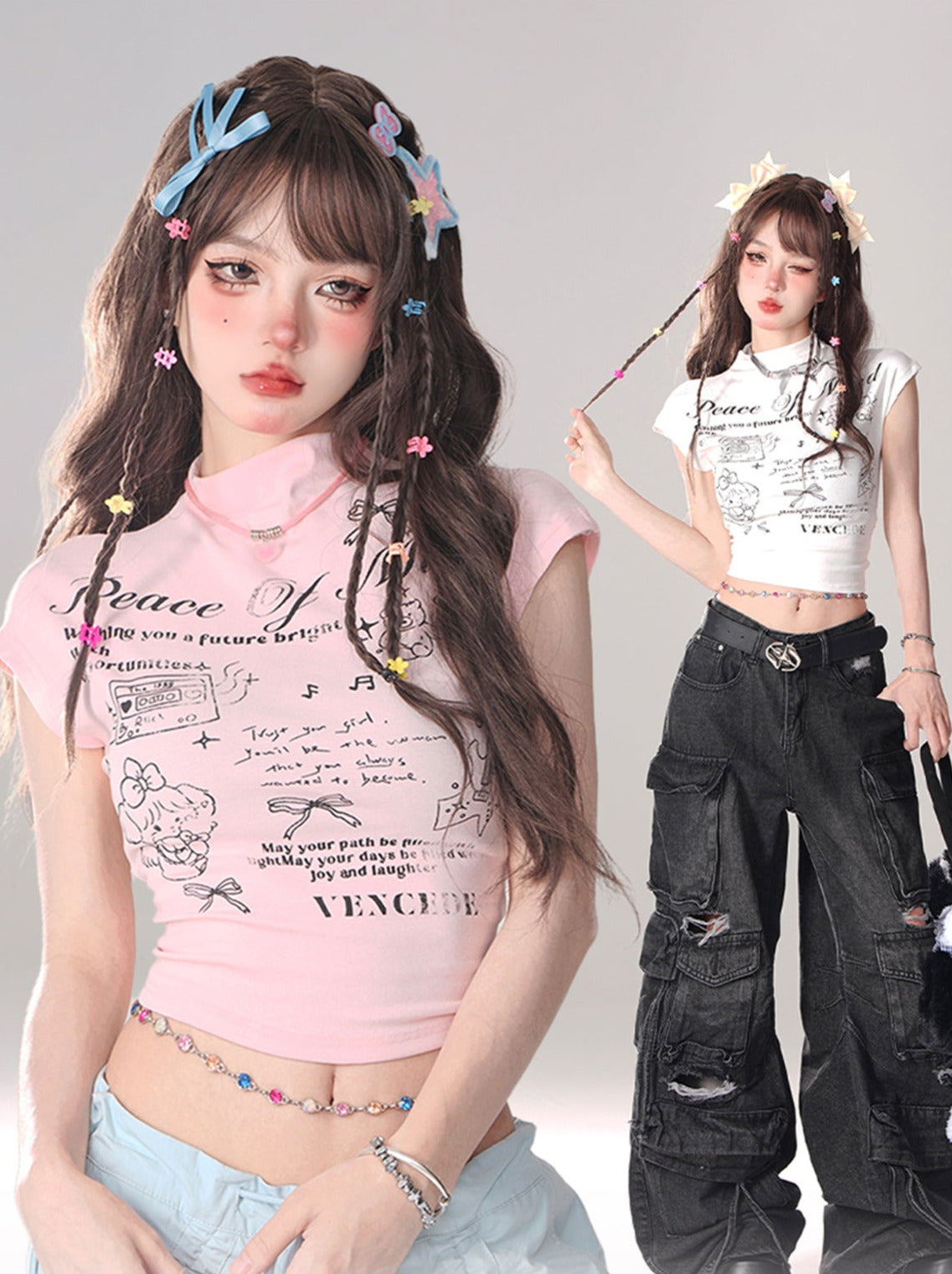 Weißes kurzes T-Shirt mit Schleife im Hintergrund Pink Pure