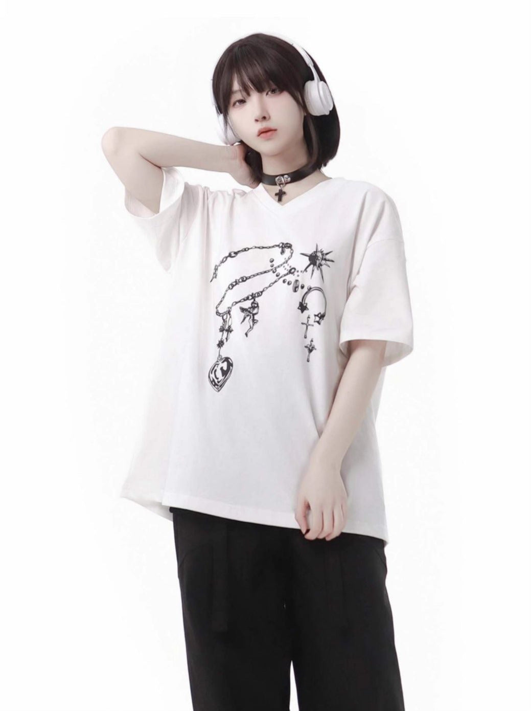 Schwarzes T-Shirt mit V-Ausschnitt und weißem Edelstein
