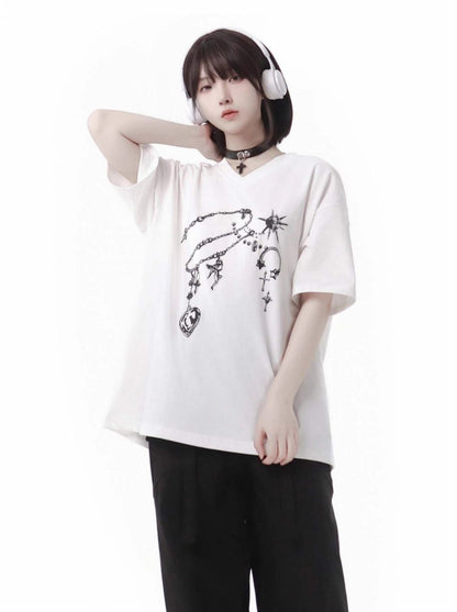 Schwarzes T-Shirt mit V-Ausschnitt und weißem Edelstein