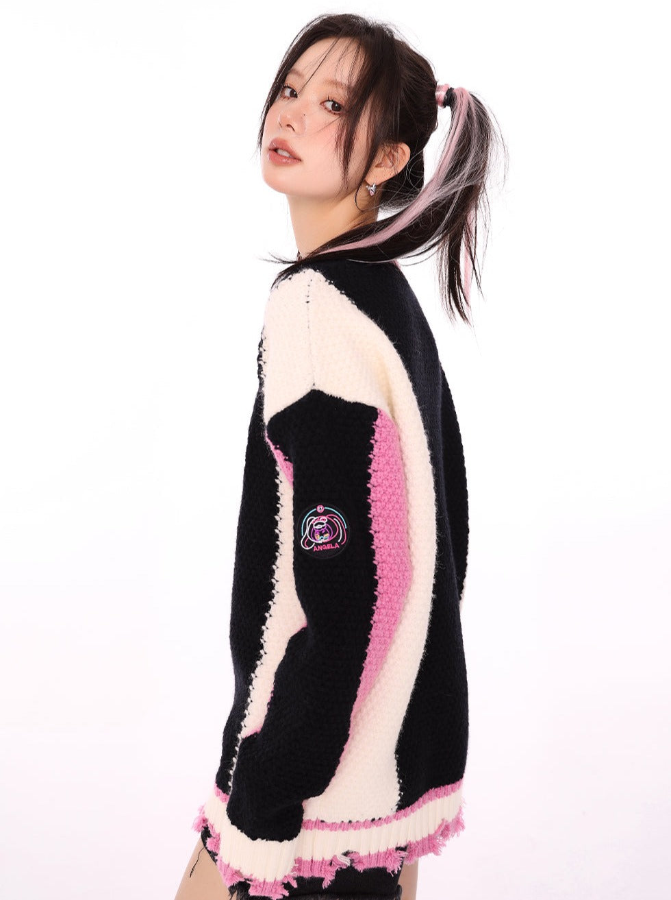 Beschädigter Strick mit Logo in Kontrastfarbe