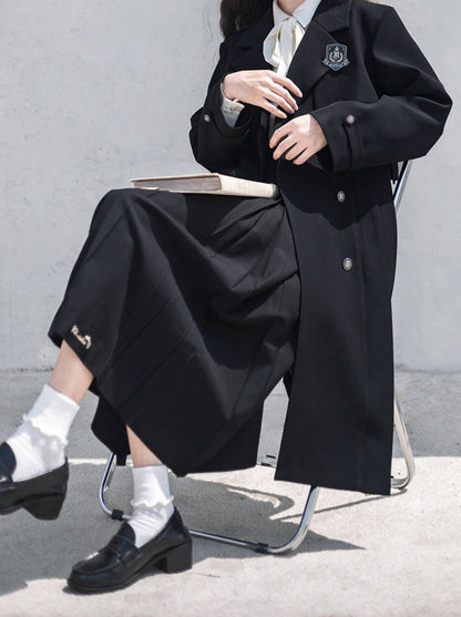 Trench-coat plissé en métal avec badge brodé en ruban noir et jupe chemise