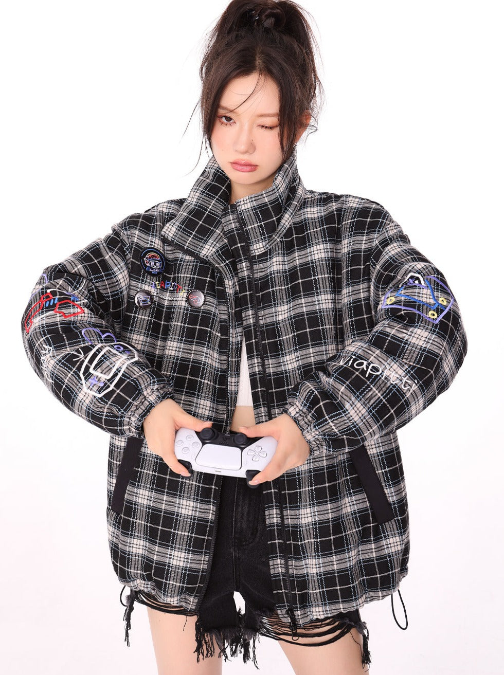 Oberbekleidung mit Karo-Wappen und hohem Halsausschnitt