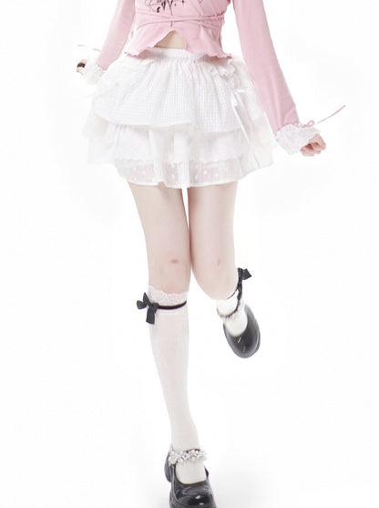 Ensemble haut en dentelle blanc et jupe fleurie rose
