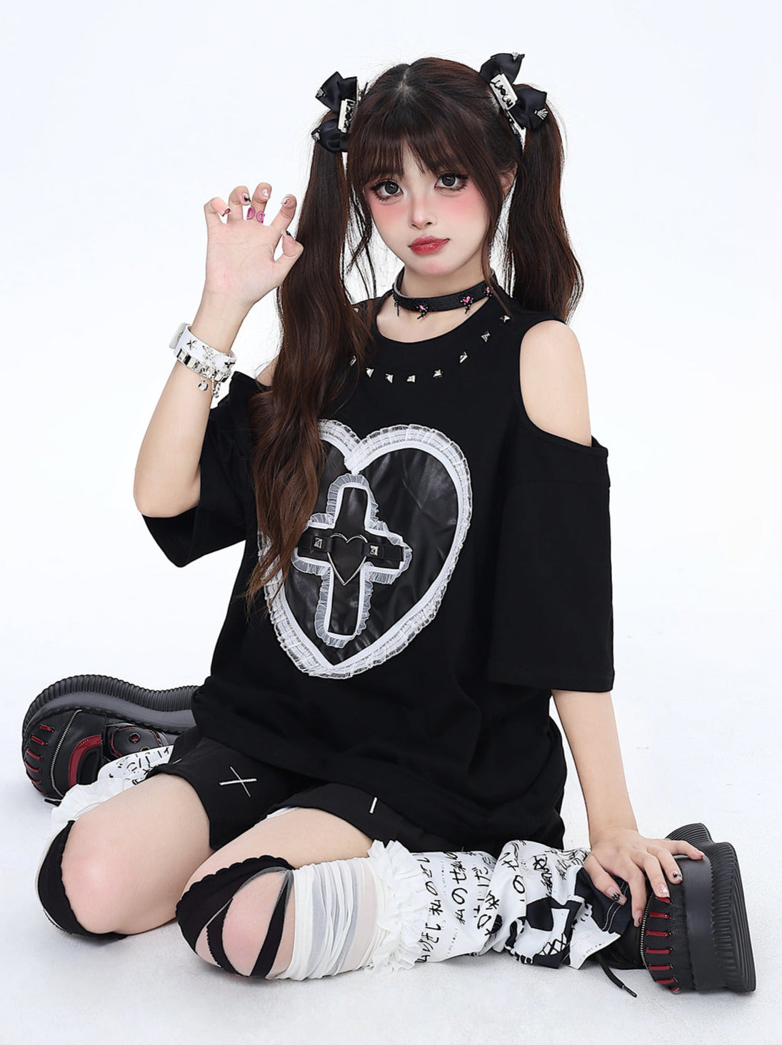 Dunkles T-Shirt mit genieteter Spitze Love Loose Open Shelder