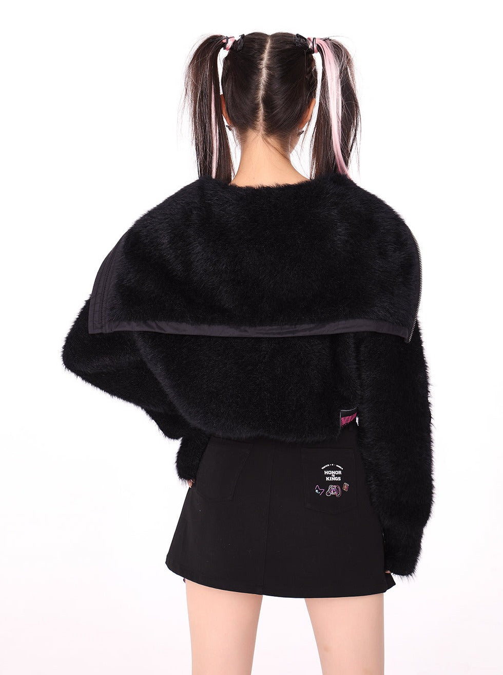 Kurze Oberbekleidung mit Pelzkragen