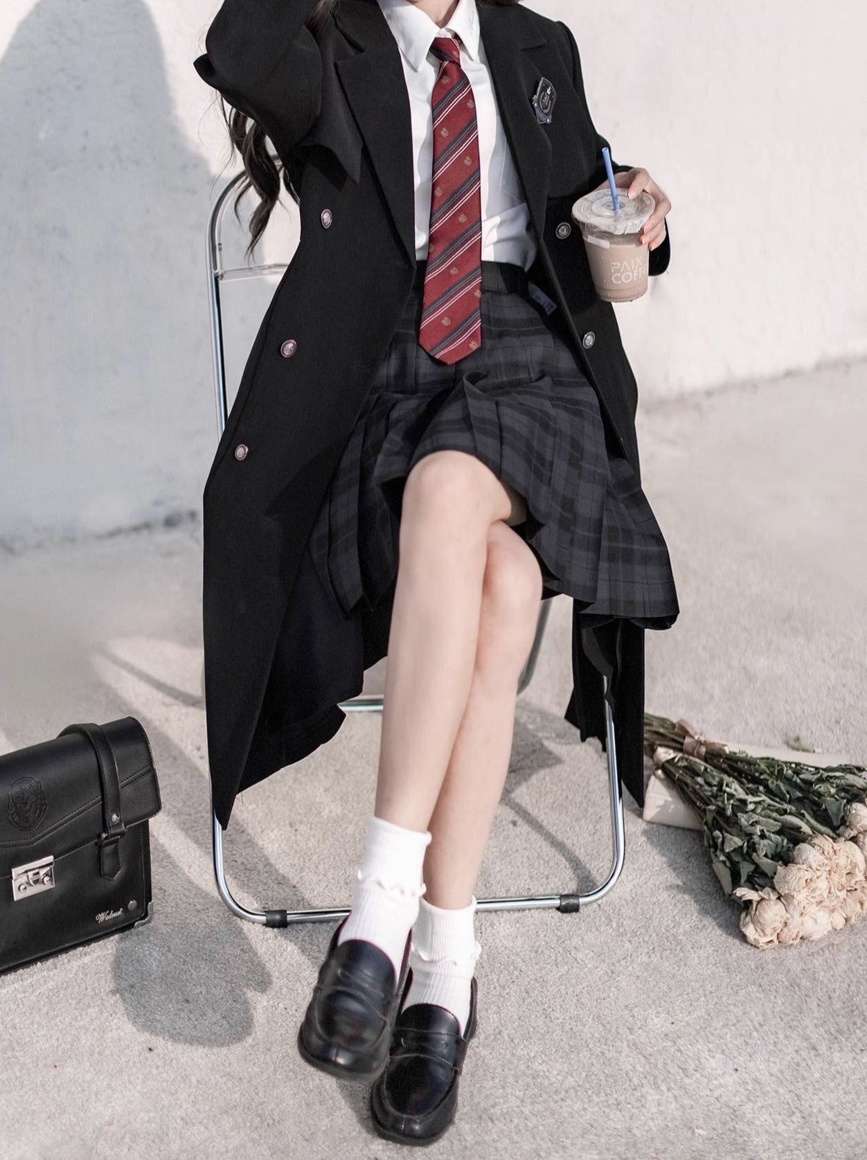 Trench-coat plissé en métal avec badge brodé en ruban noir et jupe chemise