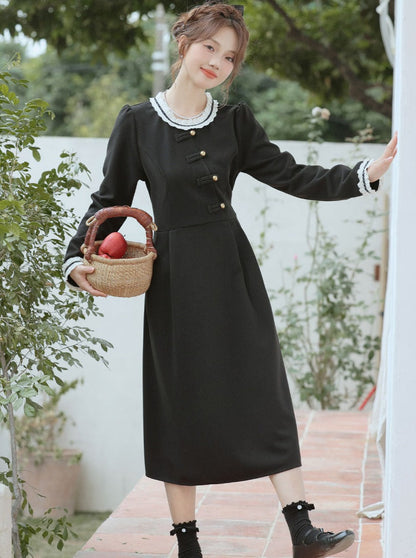 Robe rétro foncée en dentelle douce
