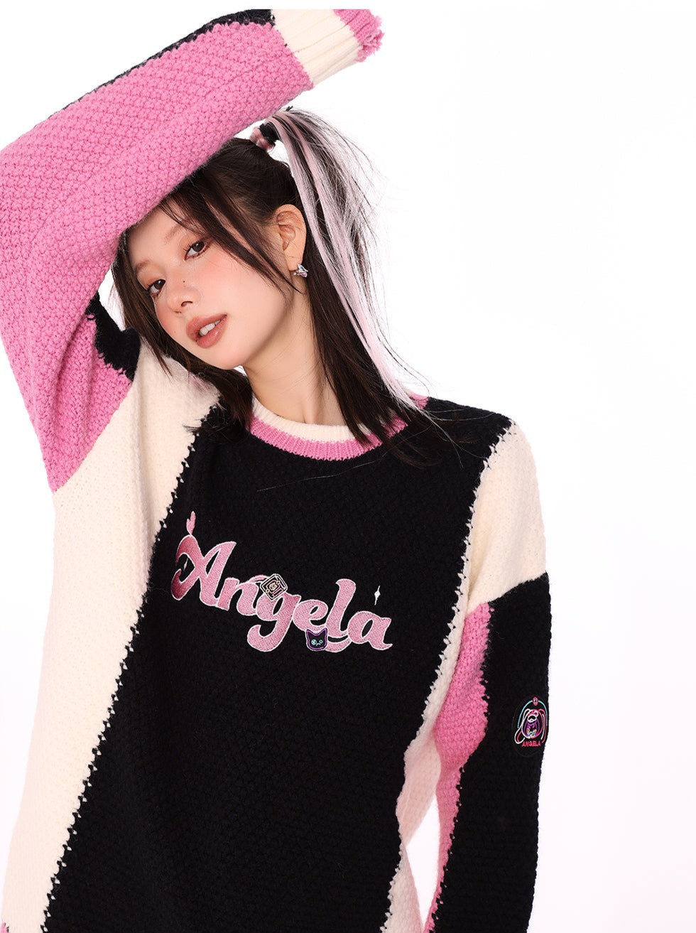 Beschädigter Strick mit Logo in Kontrastfarbe